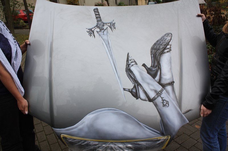 Motorhaube - Schwert und Hintern (1).JPG